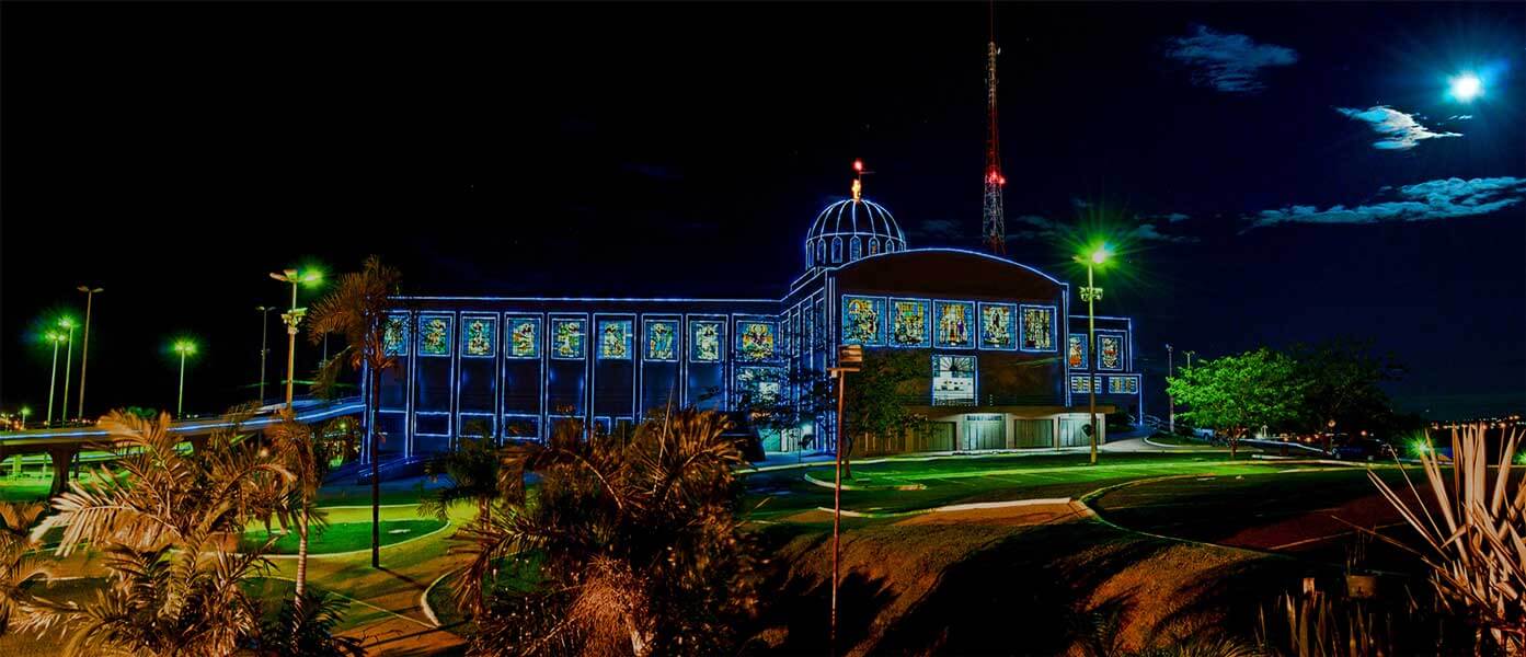 Basílica do Divino Pai Eterno iluminada à noite